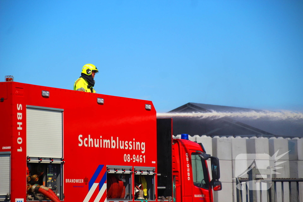 Grote industriebrand zorgt voor dikke rook