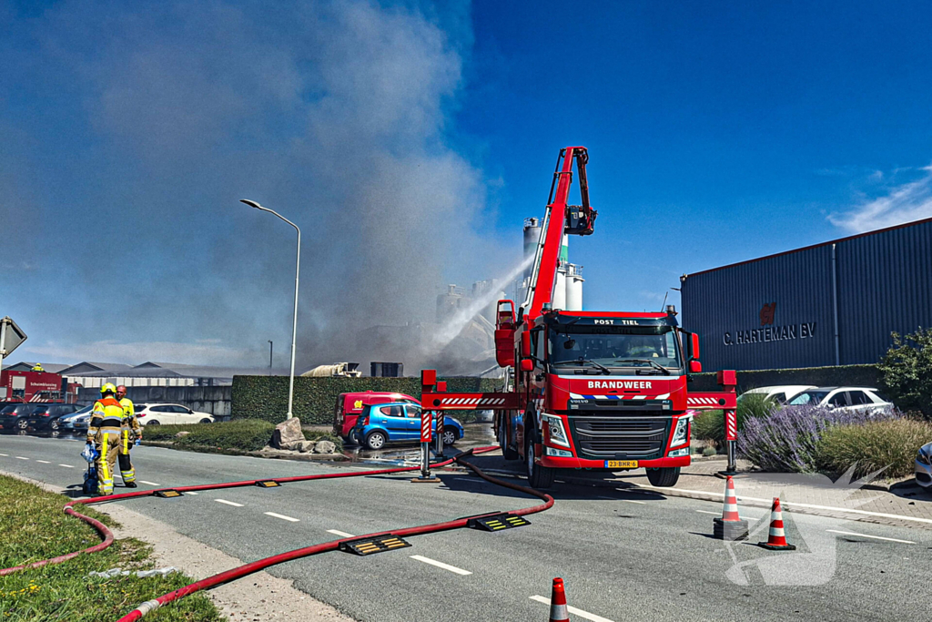 Grote industriebrand zorgt voor dikke rook