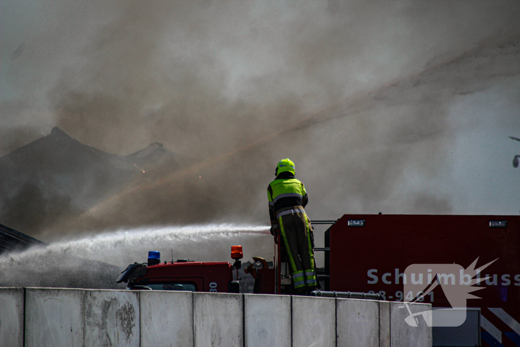 Grote industriebrand zorgt voor dikke rook