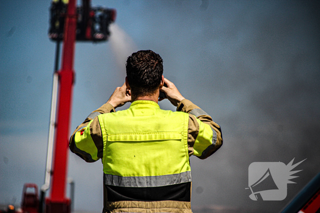 Grote industriebrand zorgt voor dikke rook