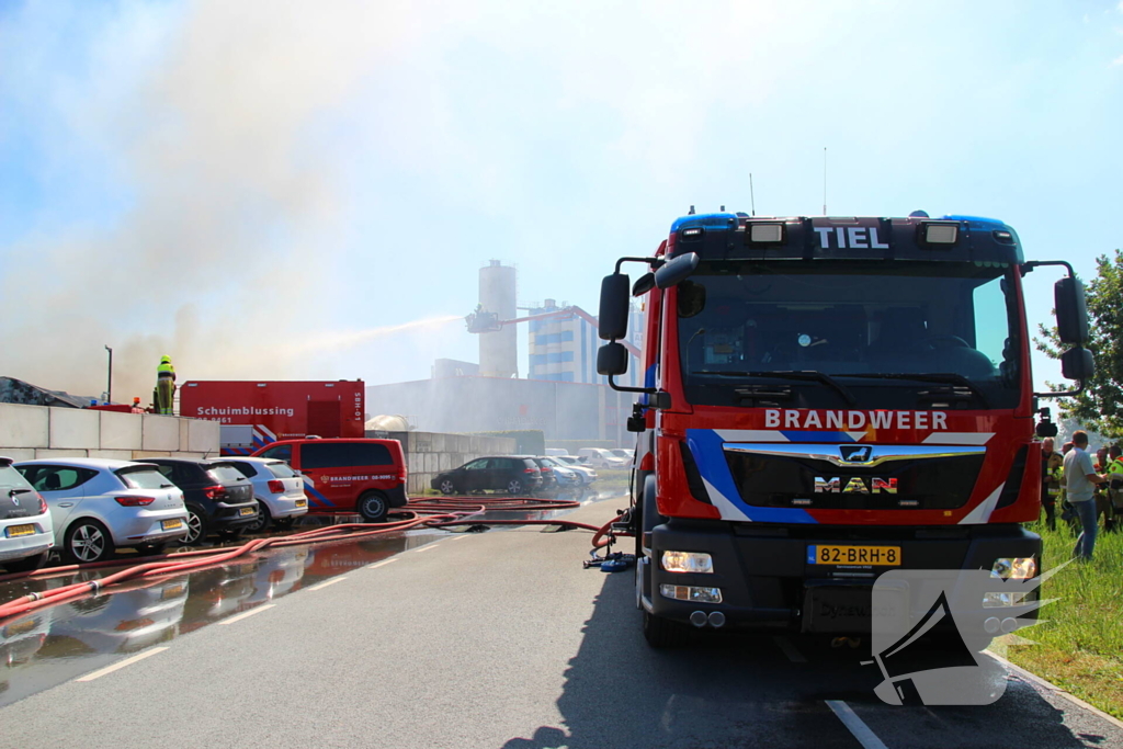 Grote industriebrand zorgt voor dikke rook