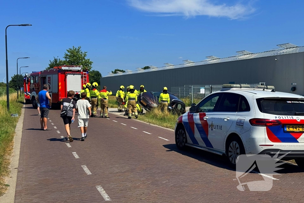 Auto balanceert gevaarlijk op brug