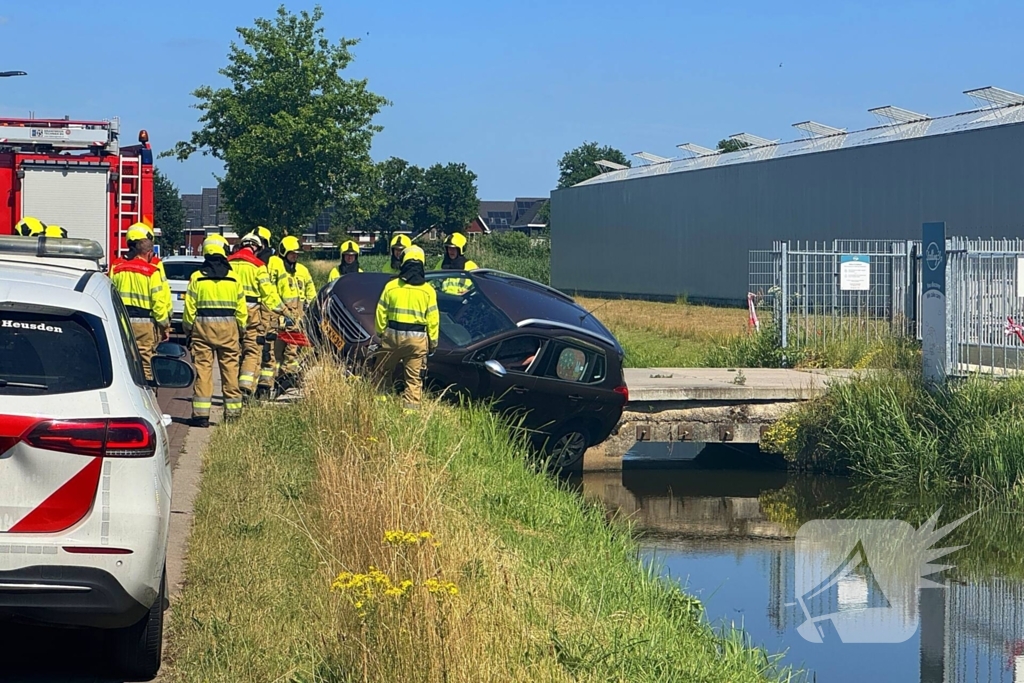 Auto balanceert gevaarlijk op brug