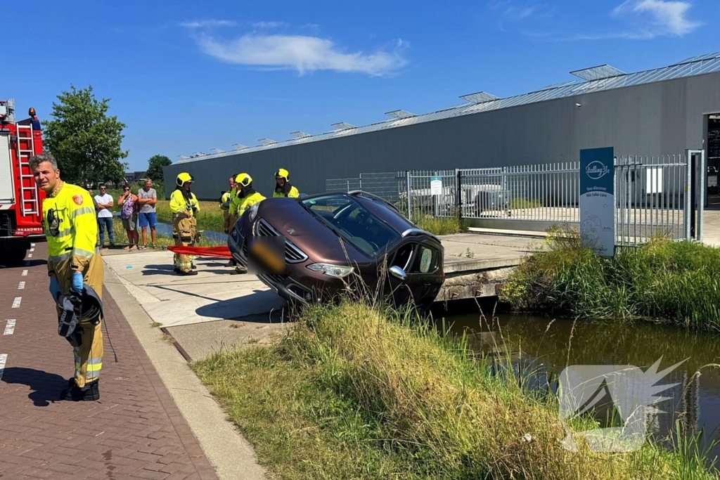 Auto balanceert gevaarlijk op brug