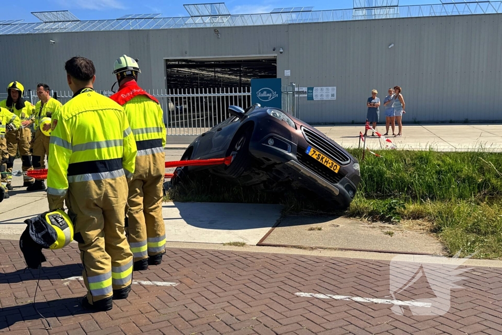 Auto balanceert gevaarlijk op brug