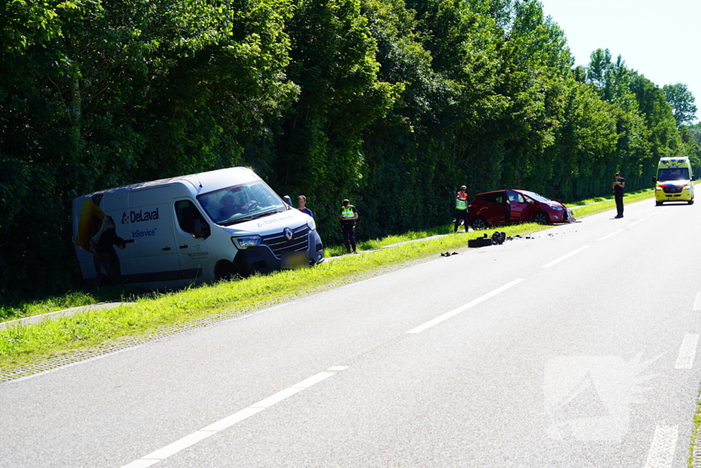 Voertuigen zwaar beschadigd na aanrijding