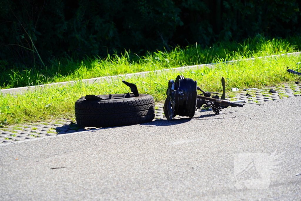 Voertuigen zwaar beschadigd na aanrijding