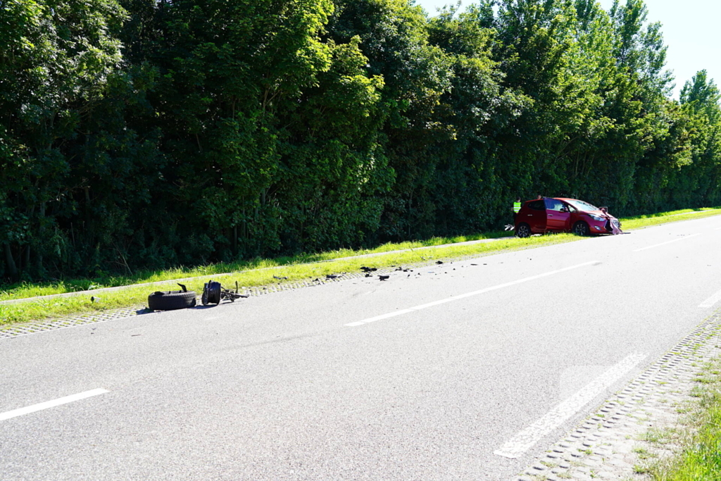 Voertuigen zwaar beschadigd na aanrijding