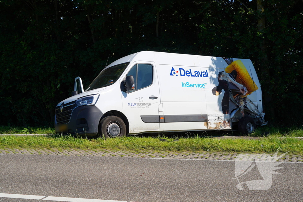 Voertuigen zwaar beschadigd na aanrijding