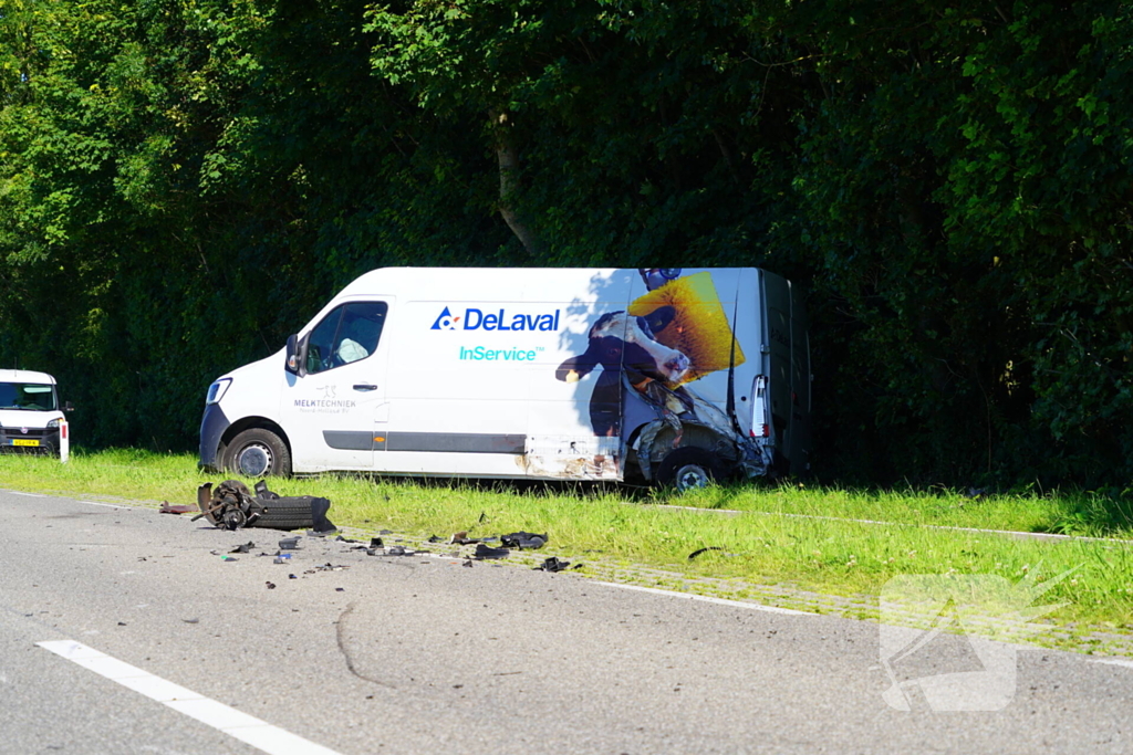 Voertuigen zwaar beschadigd na aanrijding