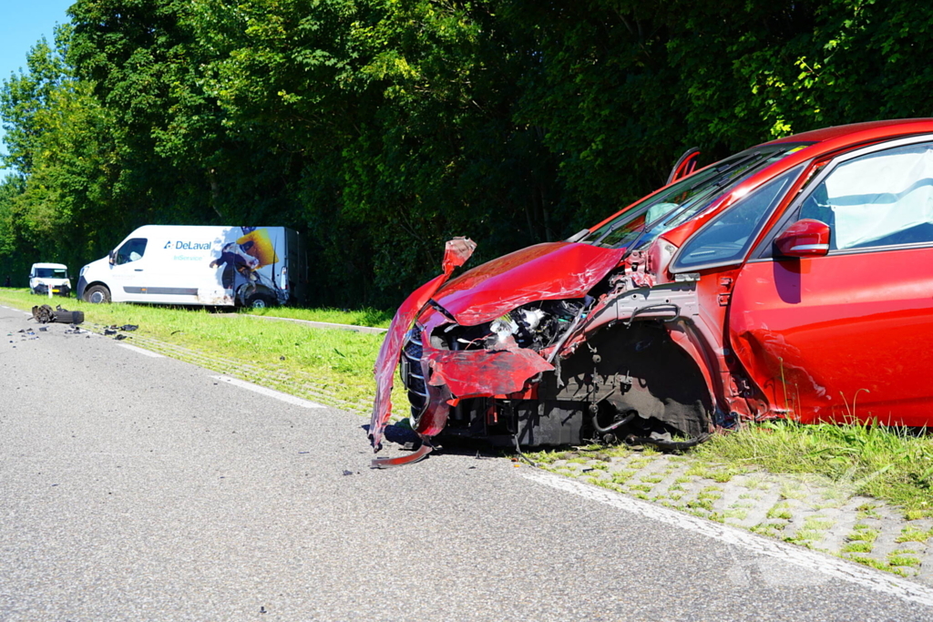Voertuigen zwaar beschadigd na aanrijding