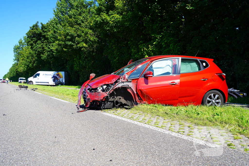 Voertuigen zwaar beschadigd na aanrijding