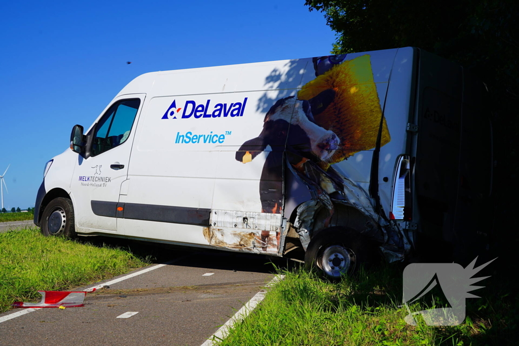 Voertuigen zwaar beschadigd na aanrijding