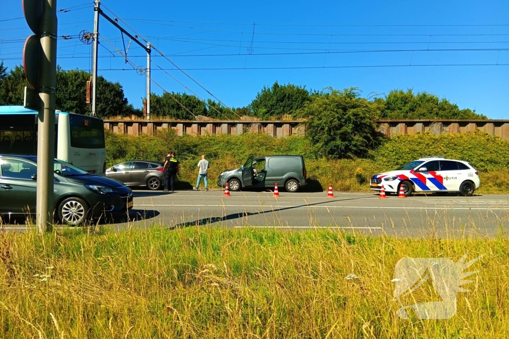 Botsing met letsel tussen drie voertuigen