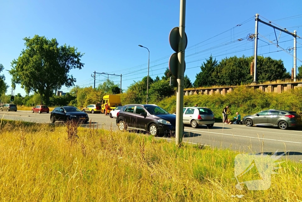 Botsing met letsel tussen drie voertuigen
