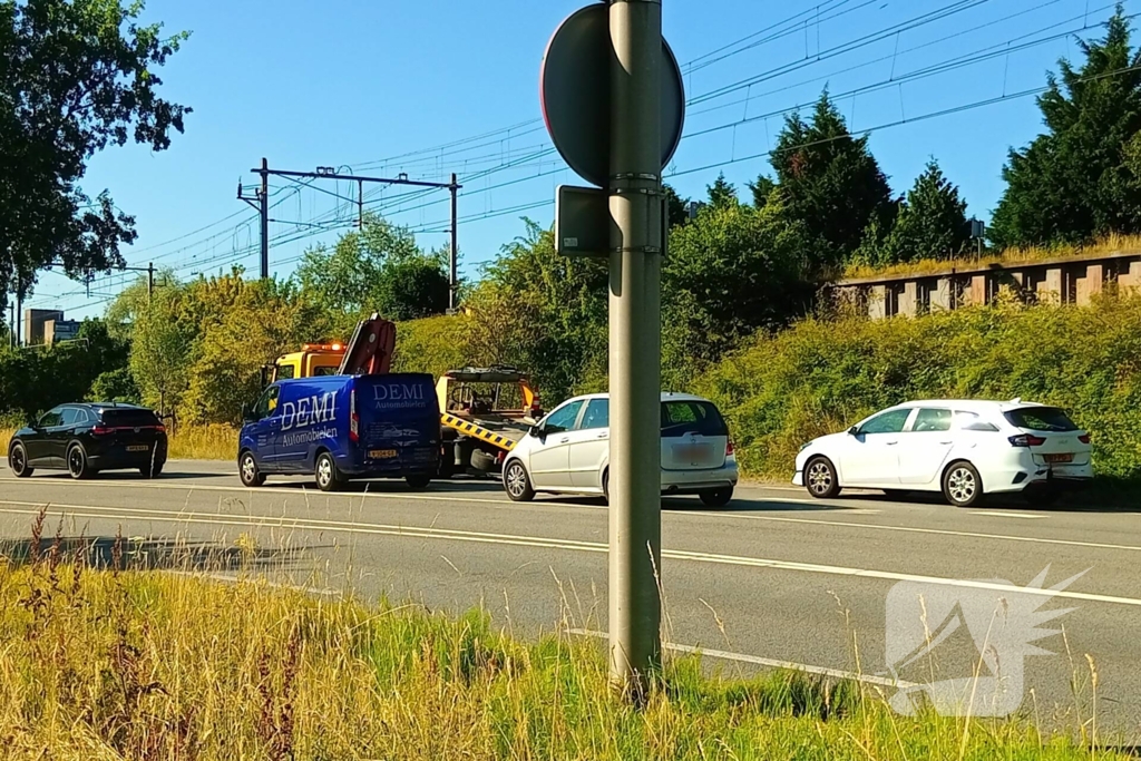 Botsing met letsel tussen drie voertuigen