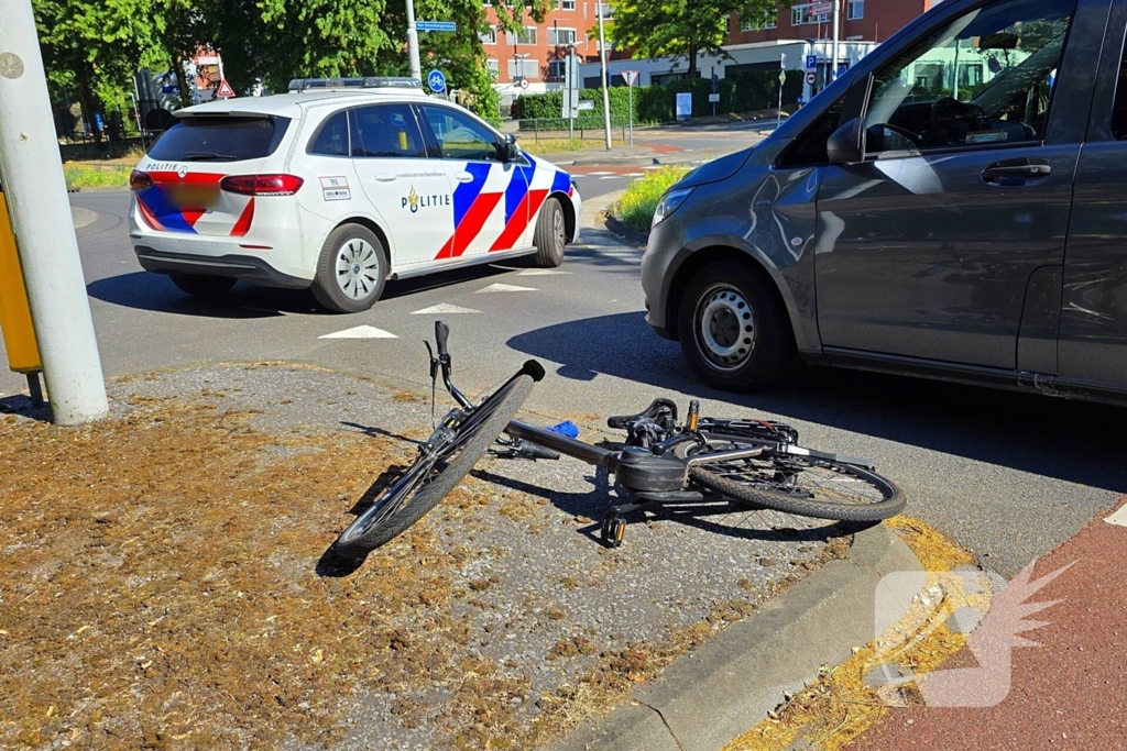 Fietser gewond bij aanrijding met taxibus