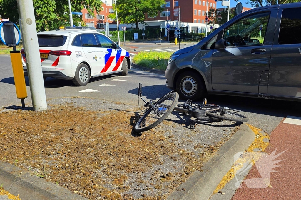 Fietser gewond bij aanrijding met taxibus