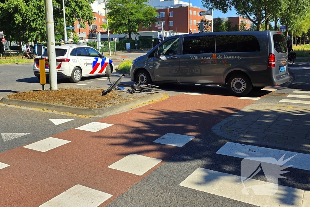 Fietser gewond bij aanrijding met taxibus