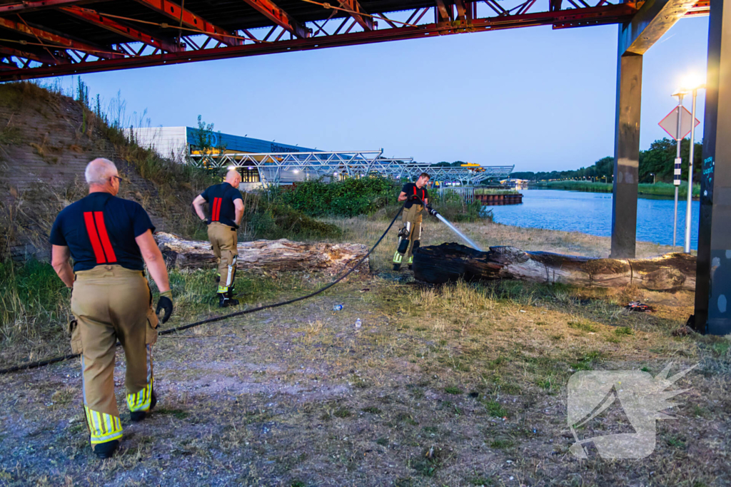 Mogelijke brandstichting bij boomstronk