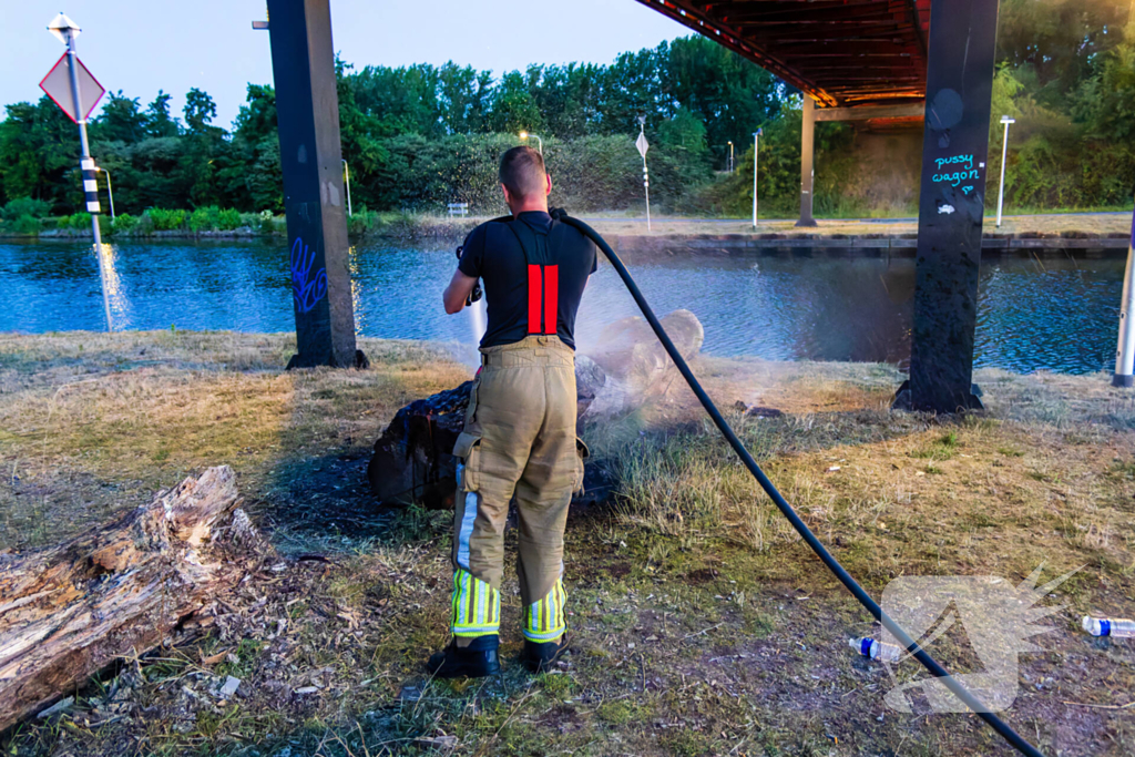 Mogelijke brandstichting bij boomstronk