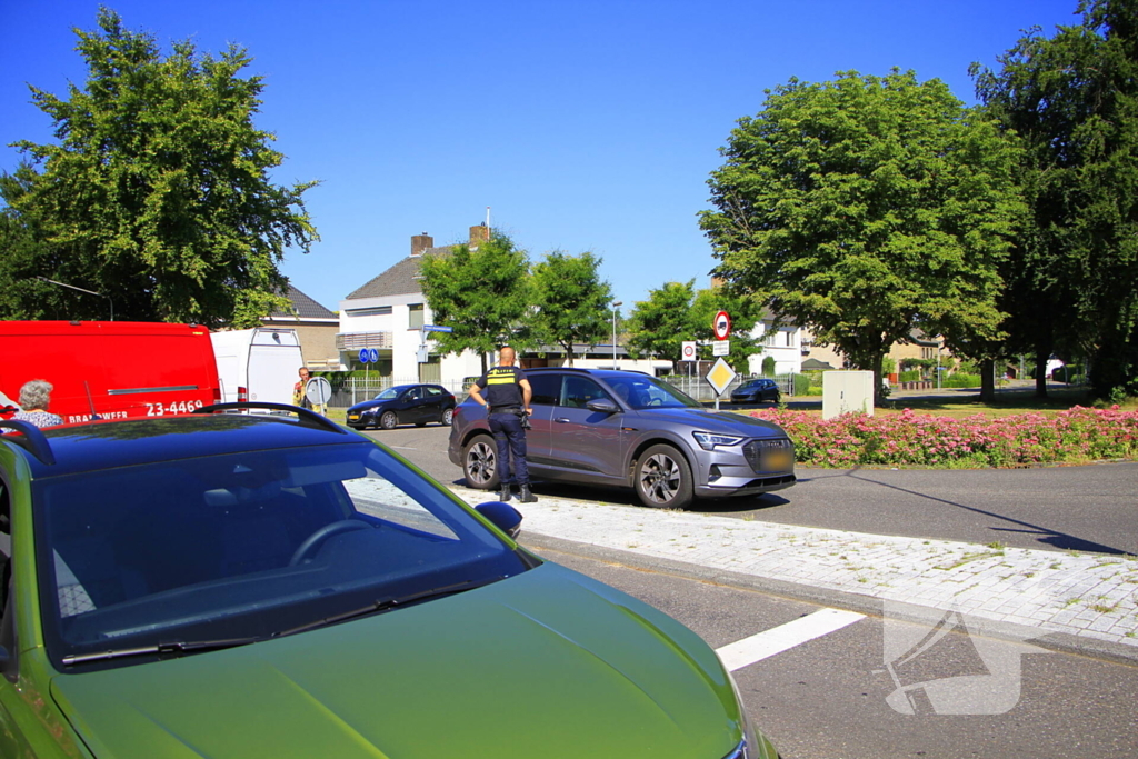 Auto botst en bestuurder raakt klem bij ongeval