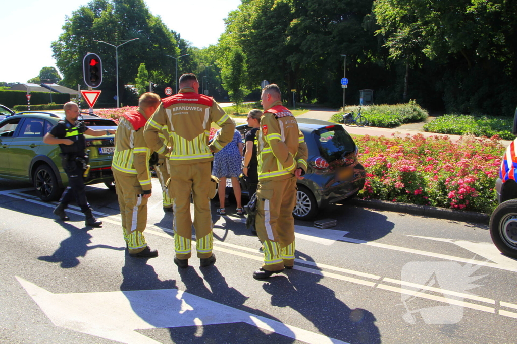 Auto botst en bestuurder raakt klem bij ongeval