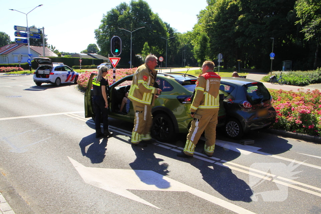 Auto botst en bestuurder raakt klem bij ongeval