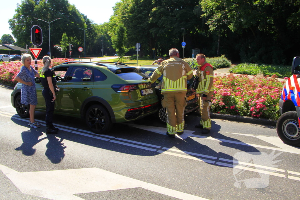 Auto botst en bestuurder raakt klem bij ongeval