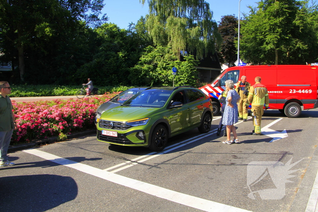Auto botst en bestuurder raakt klem bij ongeval