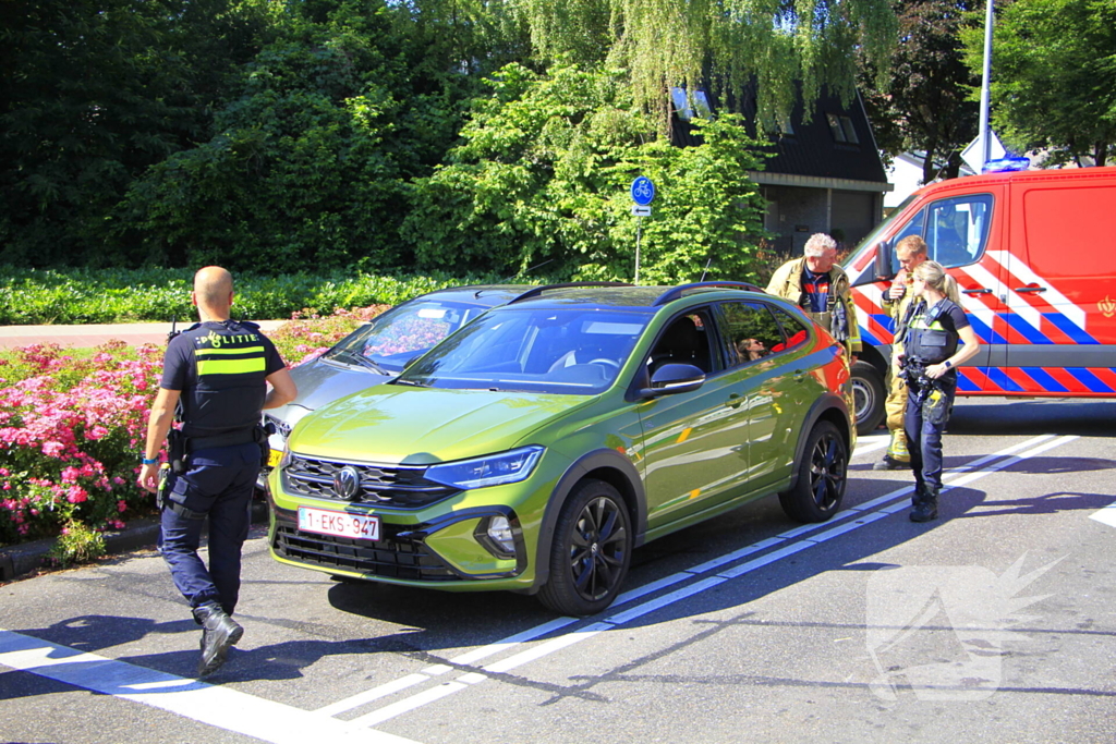 Auto botst en bestuurder raakt klem bij ongeval