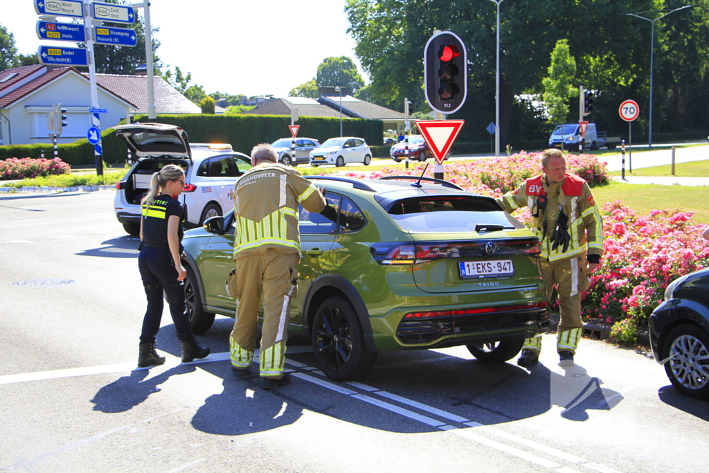 Auto botst en bestuurder raakt klem bij ongeval