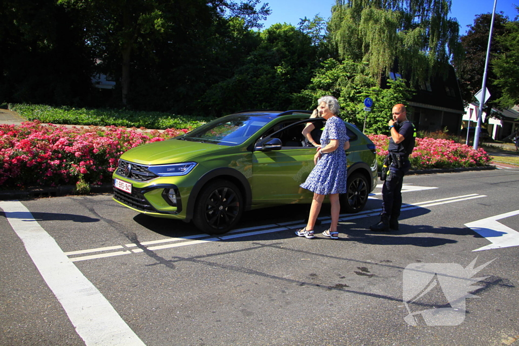 Auto botst en bestuurder raakt klem bij ongeval