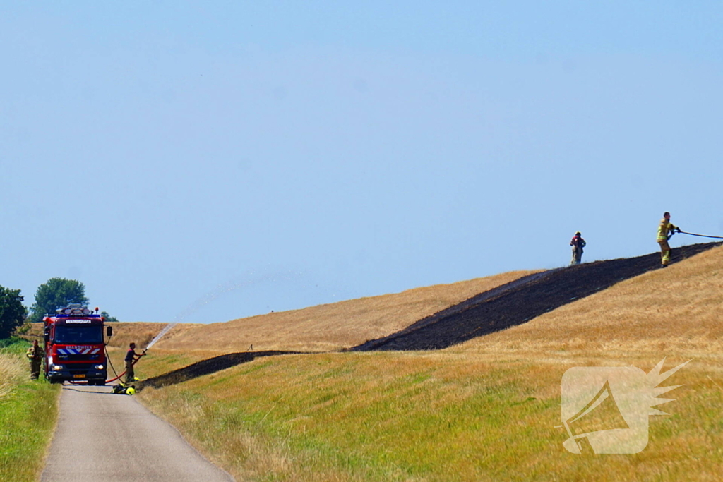 Brandweer blust brand langs dijk