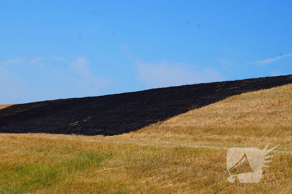Brandweer blust brand langs dijk