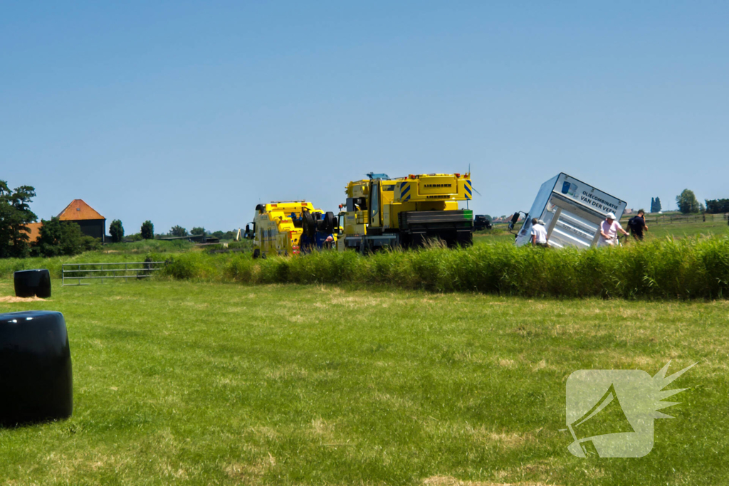 Complexe berging van vrachtwagen met olie