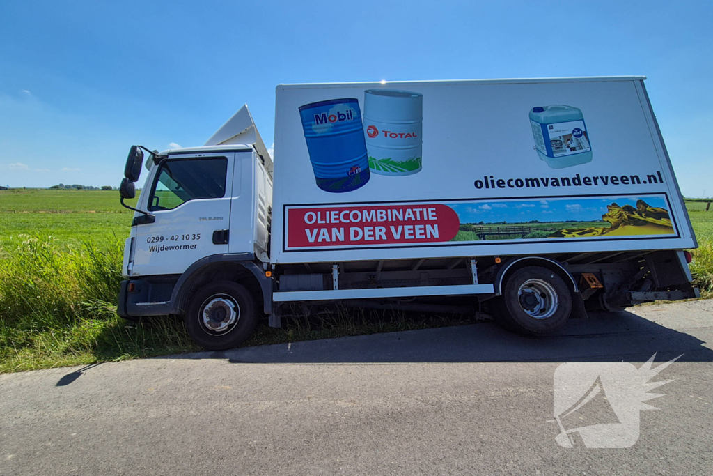 Complexe berging van vrachtwagen met olie