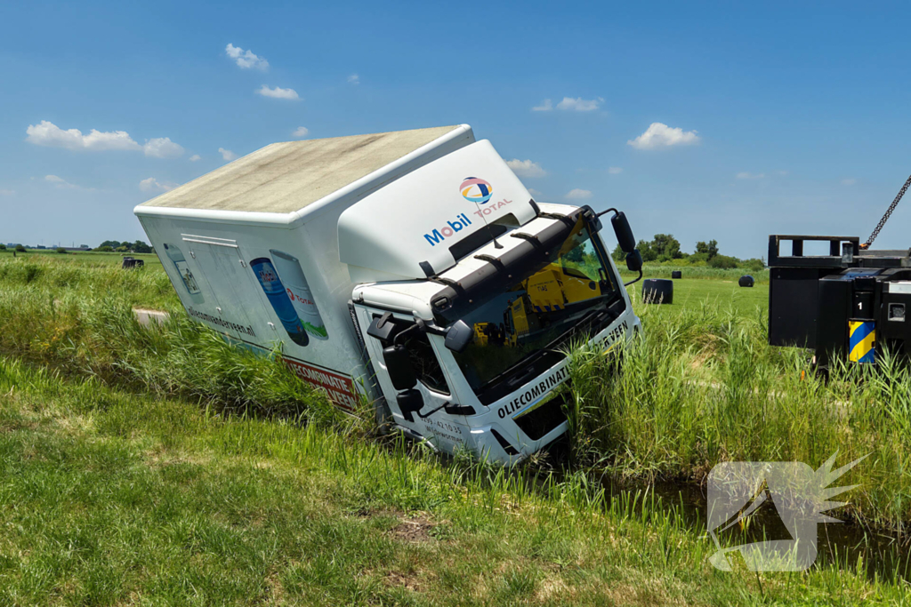 Complexe berging van vrachtwagen met olie