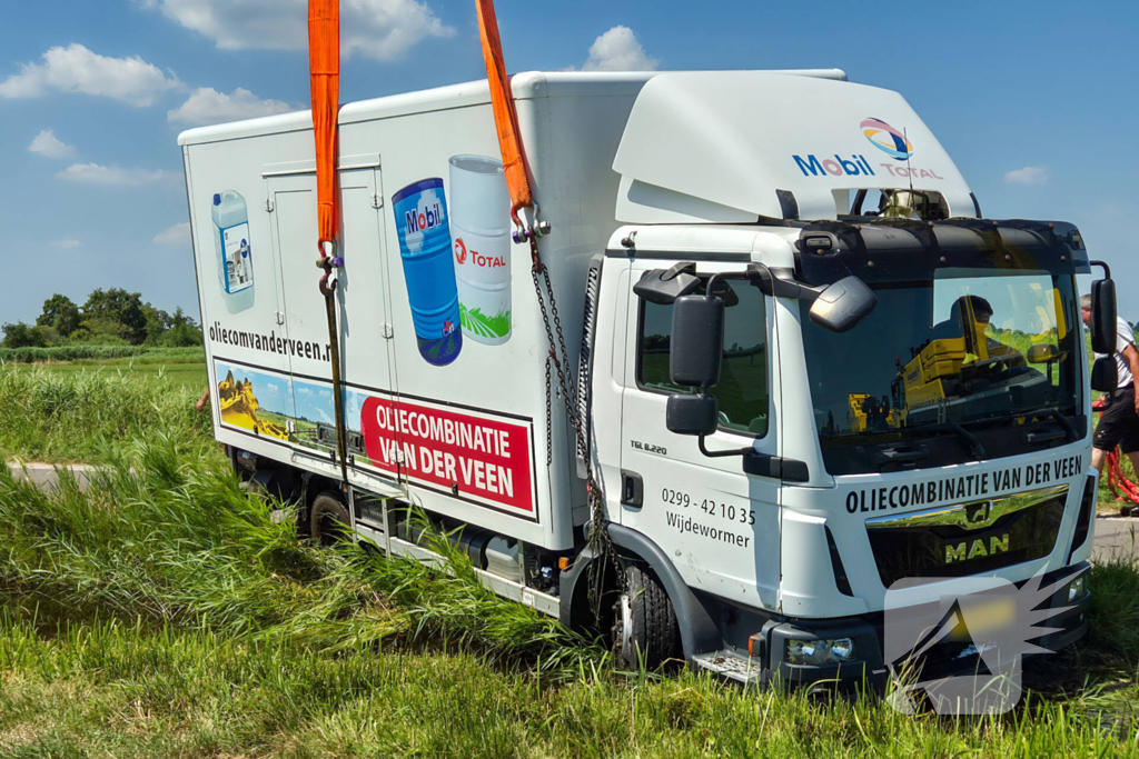 Complexe berging van vrachtwagen met olie