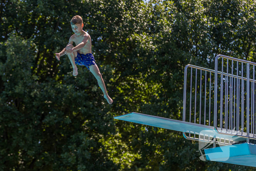 Limburgers genieten van verfrissing in zwembad