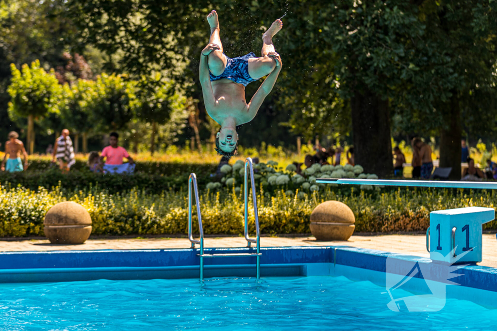 Limburgers genieten van verfrissing in zwembad