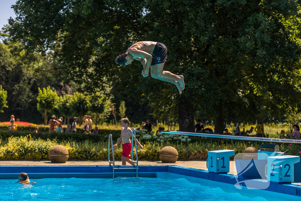 Limburgers genieten van verfrissing in zwembad