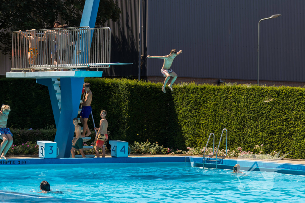 Limburgers genieten van verfrissing in zwembad
