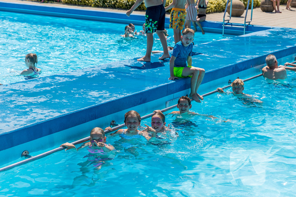 Limburgers genieten van verfrissing in zwembad