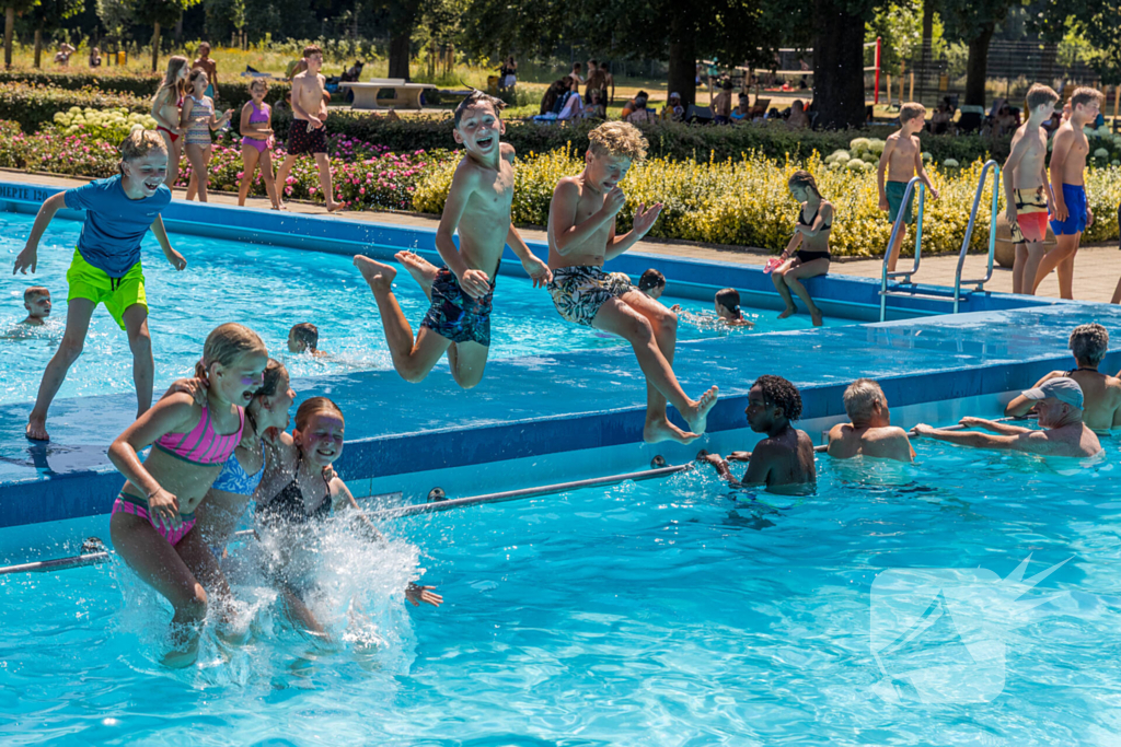 Limburgers genieten van verfrissing in zwembad