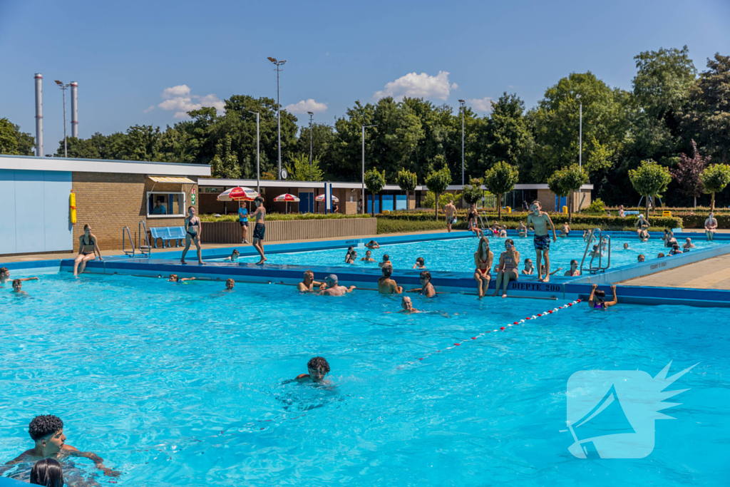 Limburgers genieten van verfrissing in zwembad