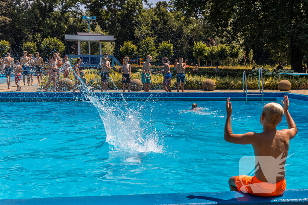 Limburgers genieten van verfrissing in zwembad