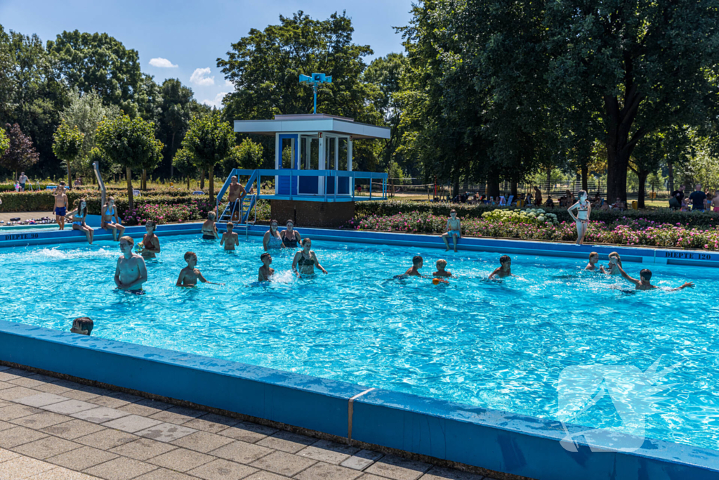 Limburgers genieten van verfrissing in zwembad