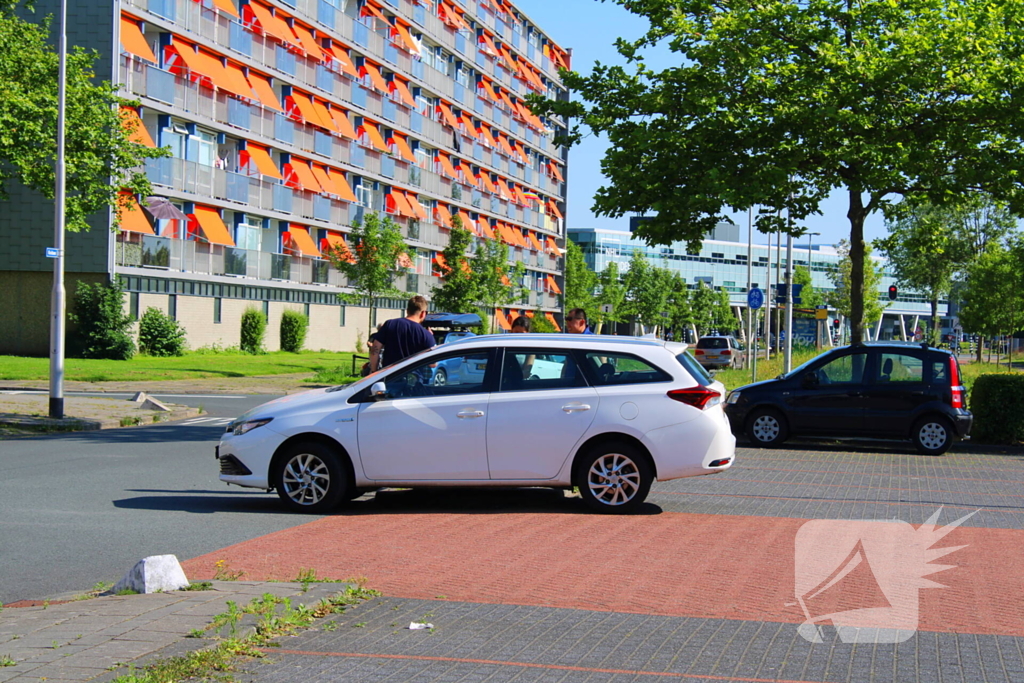 Auto klem op betonblok