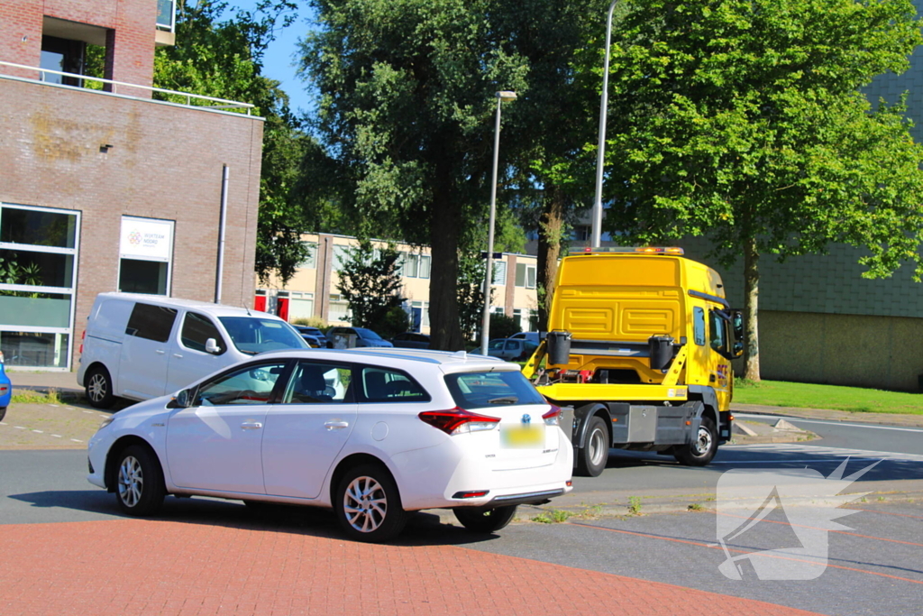 Auto klem op betonblok